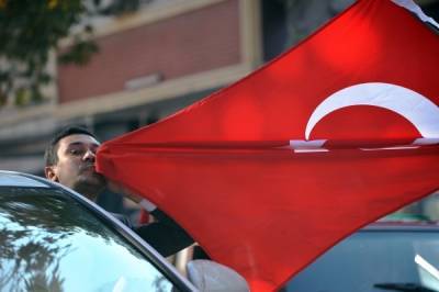 В Турции из-за COVID-19 запретили курить на улицах