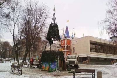 Первую новогоднюю елку начали устанавливать в Ижевске