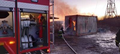 Пожарные около часа тушили загоревшуюся бытовку на севере Карелии