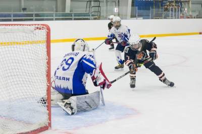Южно-Сахалинск принял первый этап первенства Дальнего Востока по хоккею