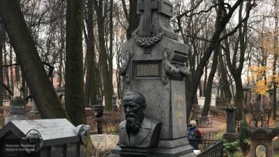 Беглов оценил реставрацию надгробия на могиле Достоевского в Петербурге