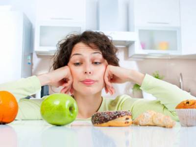 Диетологи назвали самые вредные женские пищевые привычки