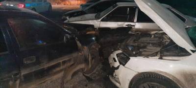 В Карелии пьяный водитель получил травмы, врезавшись в припаркованные автомобили
