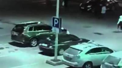 Злоумышленник похитил рюкзак с миллионами из авто на парковке в Приморском районе