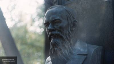 Отреставрированный памятник на могиле Достоевского открыли в Петербурге