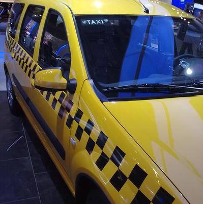 В центре Петербурга пассажирке такси пришлось на ходу выпрыгнуть из машины