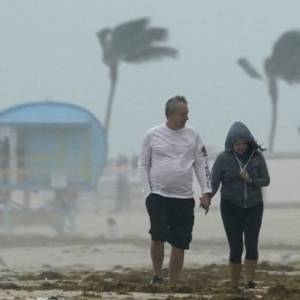 Во Флориде объявили режим ЧС из-за урагана. Видео