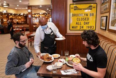 В Нью-Йорке из-за коронавируса ограничат работу баров и ресторанов