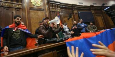 Сторонники Пашиняна предложили оппозиции выступить против миротворцев РФ и продолжить войну