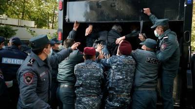 Власти Армении ударили по оппозиции массовыми задержаниями