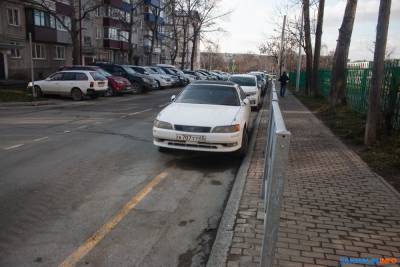 Автомобилисты Южно-Сахалинска застолбили себе парковочные места