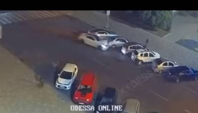 Показано видео, как в Одессе лихач снес машины на парковке