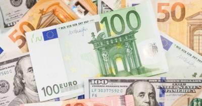 Доллар дорожает, а евро дешевеет: курсы валют от Нацбанка и в обменниках 12 ноября