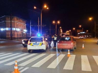 В Харькове ДТП: Nissan сбил школьницу на зебре