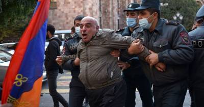 В центре Еревана – многотысячный митинг: давка и драки оппозиционеров с полицией