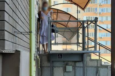 В Астрахани 8-летняя девочка сломала 7 позвонков, упав на лестничной площадке