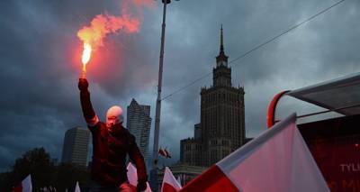 Факельное шествие националистов в Варшаве: несанкционированный марш сопровождался погромом