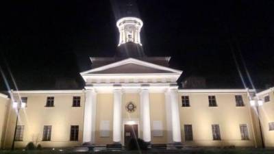 Первое каменное здание Павловска украсили художественной подсветкой