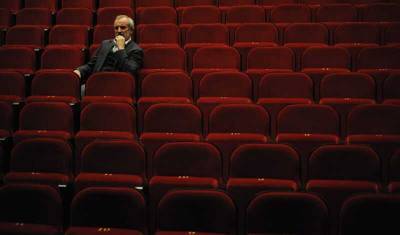 Держаться за воздух: театры обязаны работать и при полупустых залах