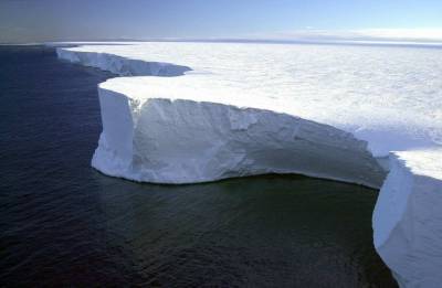 Ученые: Атмосферные реки оставляют во льдах Антарктиды огромные дыры