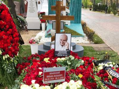 Скандал на могиле Жванецкого: сатирику приписали «чужое» отчество