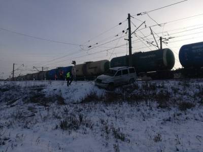 В Свердловской области водитель легковушки сбежал после столкновения с локомотивом
