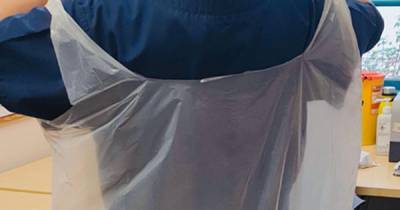 Медиков одели в мусорные пакеты для защиты от коронавируса
