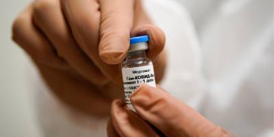 «Просто совпадение». Еще один медик заразился коронавирусом после прививки российской вакциной
