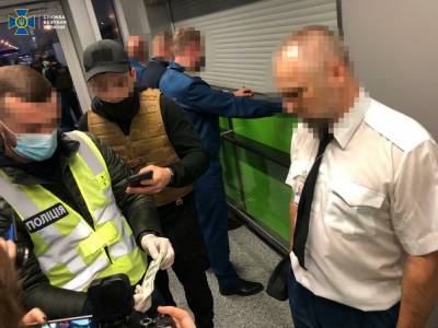 Смена таможенников аэропорта "Борисполь" уличена во взятках