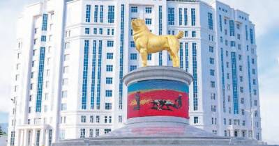 Президент Туркменистана установил в центре Ашхабада 15-ти метрового золотого алабая