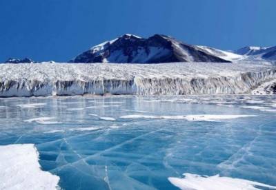 Ученые выяснили причину возникновения гигантских дыр в ледниках Антарктиды