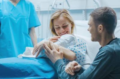 В Черкассах больную COVID-19 роженицу не пустили в больницу: Ребенка родила на улице