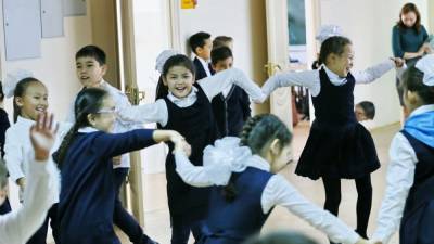Узбекских школьников обязали слушать в переменах стихи о родине