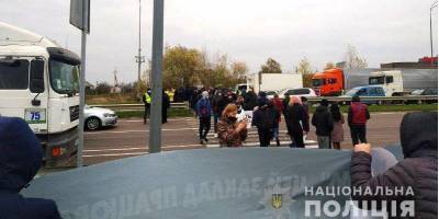Протесты против карантина выходного дня: работники ресторанного бизнеса блокировали трассу Киев-Чоп — видео