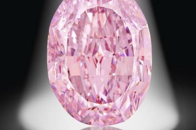 На аукционе Sotheby's продали редкий розовый бриллиант "Призрак розы" за 26 млн долларов