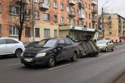 На Волоколамском проспекте в Твери перевернулся прицеп автомобиля