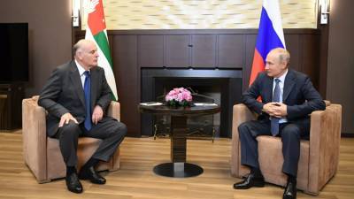 Путин и президент Абхазии провели встречу в Сочи