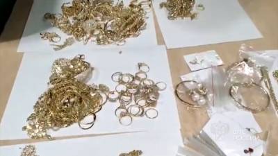 В "Шереметьево" пассажирки спрятали под одеждой более 13 кг золота