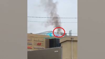 Во Владивостоке в крышу ТЦ "Калина молл" врезался инородный объект