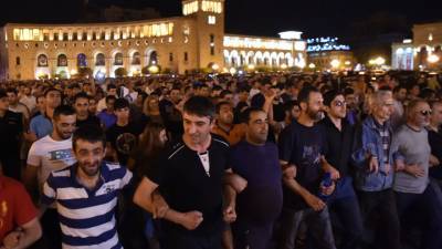 Оппозиция Армении настаивает на подписании нового соглашения по Карабаху