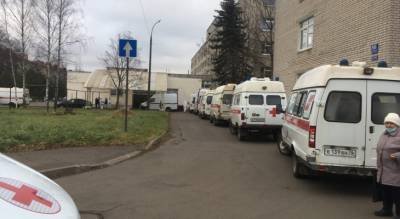 "Ужас, что творится": ярославцы засняли очередь из скорых в ковид-больницу