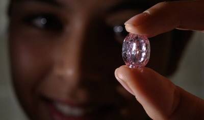 Российский розовый бриллиант «Дух розы» продан на Sotheby's за рекордные $27 млн
