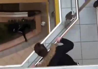 В Перми уличенный в воровстве подросток спрыгнул с третьего этажа торгового центра