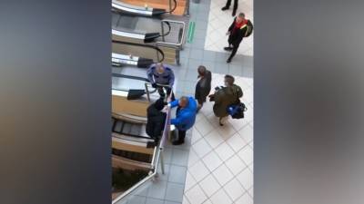 Молодой человек спрыгнул с третьего этажа, убегая от охраны торгового центра