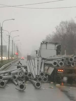 Большегруз растерял опоры освещения при повороте с Дунайского на Московское шоссе