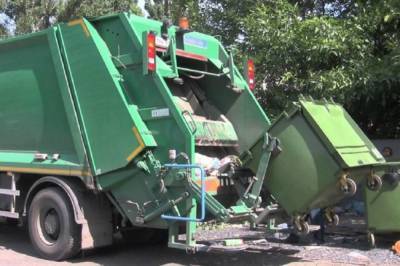 В Киеве мужчину раздавило колесами мусоровоза (видео 18+)
