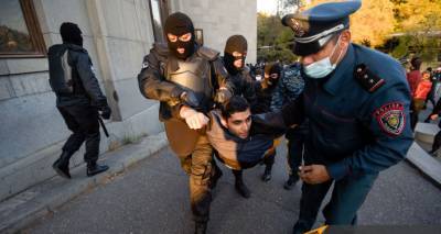 В Ереване проходит два митинга, акцию Сефиляна полиция разогнала