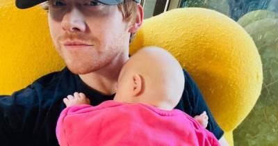 Звезда "Гарри Поттера" Руперт Гринт завел Instagram и показал новорожденную дочь