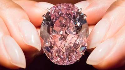 В Женеве продали с аукциона редкий розовый бриллиант за рекордные $26,6 млн