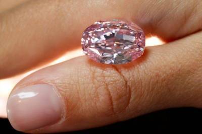 Розовый бриллиант продан на аукционе за $26,6 миллиона